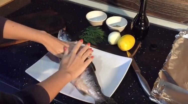 Rub the fish with olive oil.