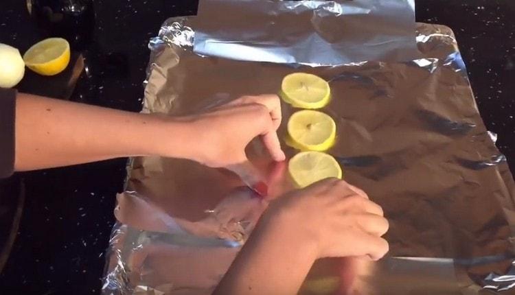 Cover the baking sheet with foil and put lemon circles on it.