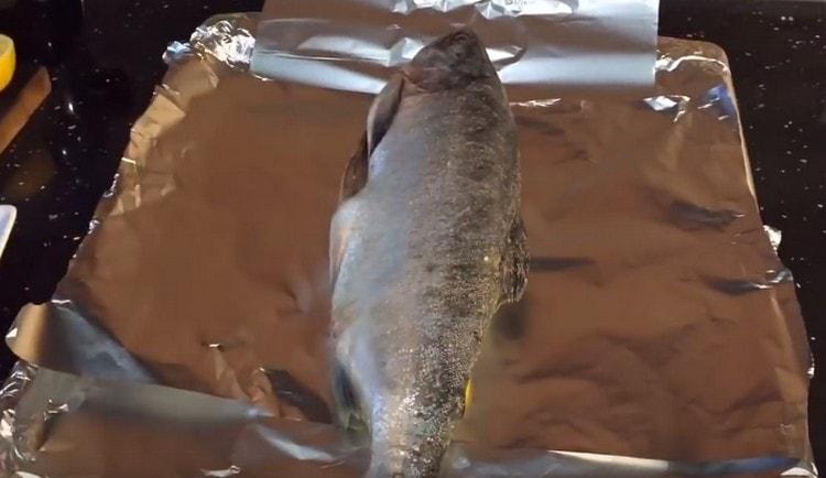 We put pink salmon on top of the lemon.