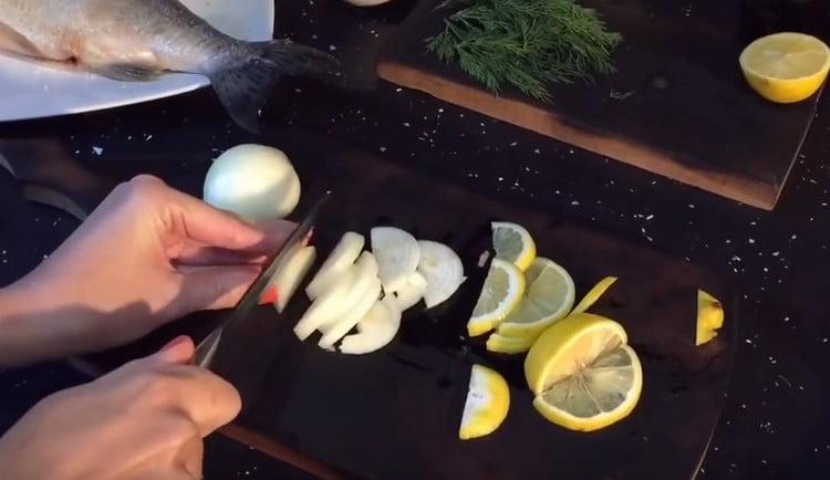 We cut the onion in half rings.