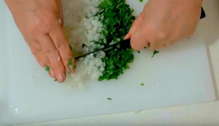 Once again, with a knife we go through the onion with garlic and herbs.