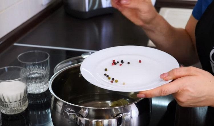 Pour water into the pan, add pepper.