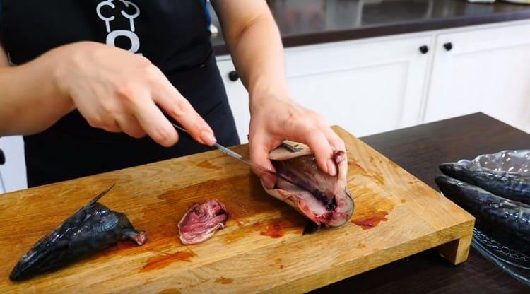 We open the belly of the fish, extract the insides.