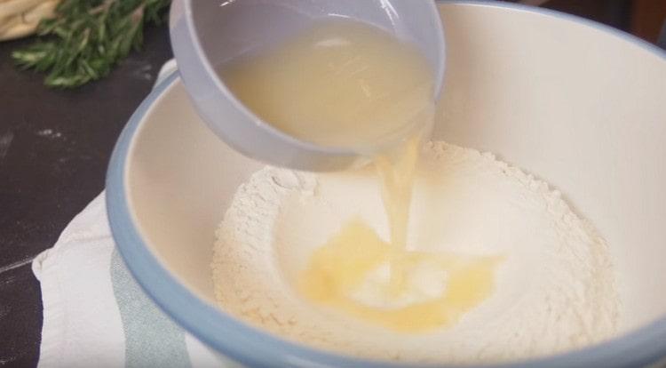 We introduce the liquid components into the flour.