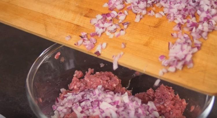 Grind the onion and add it to the minced meat.