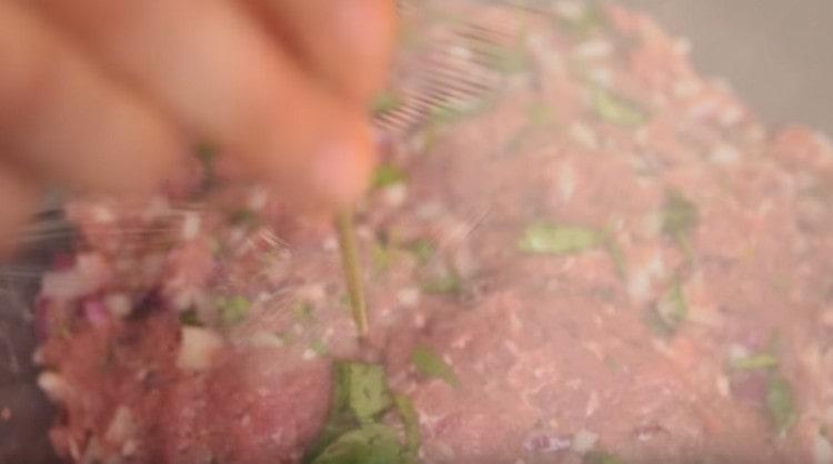 We give the forcemeat to brew, covering it with cling film.