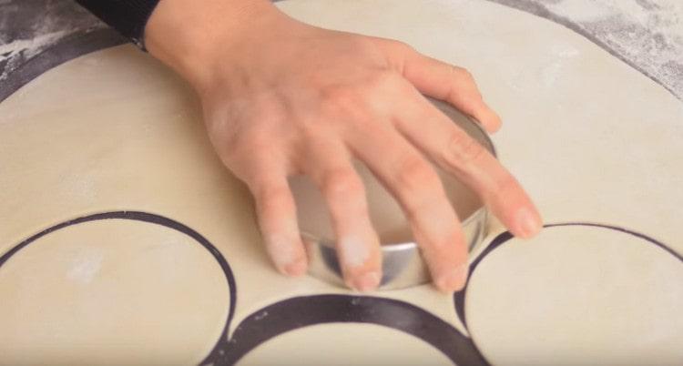 Roll the dough thinly and cut round billets from it.