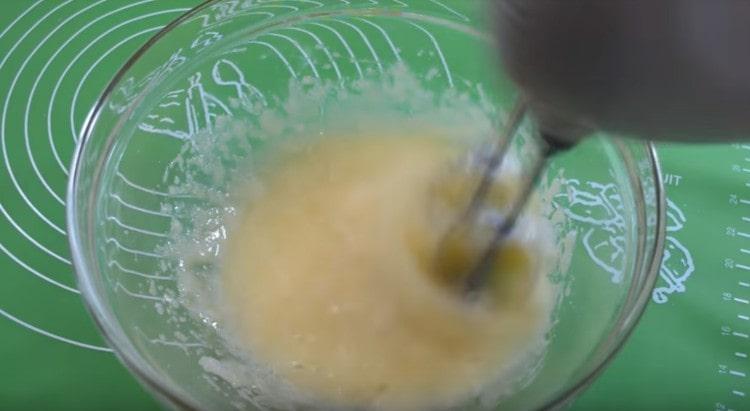 Beat the eggs with sugar with a mixer.