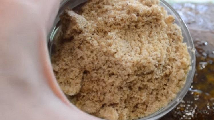 To prepare a sprinkle for a pie, you need to grind nuts with sugar and cinnamon in a blender.