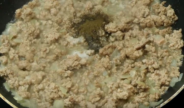 Add minced meat, add salt and herbs to taste.