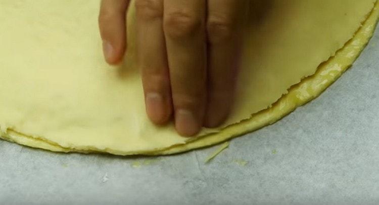 We cover the workpiece with a second layer of dough, press the edges with our fingers ..
