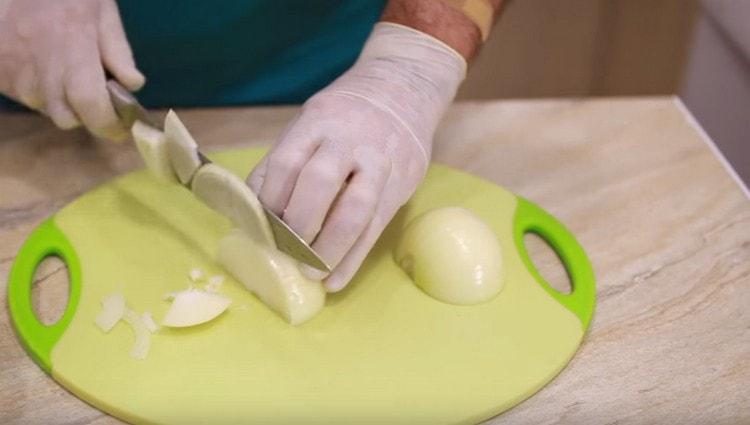 Cut the onion into quarters.