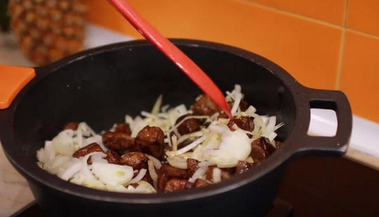 Put the onions in the cauldron for meat.