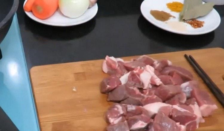 Cut the meat into small pieces.
