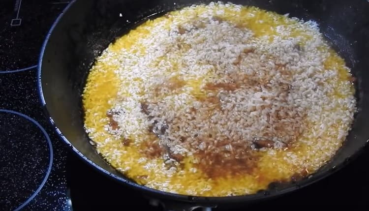 put the rice in a pan evenly over the meat.