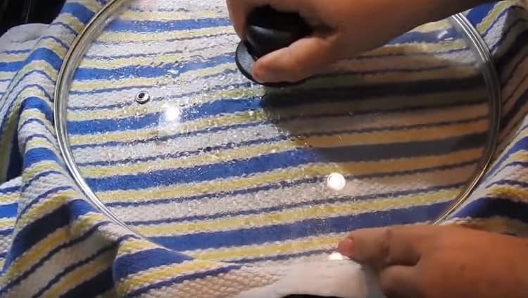 Cover the dish with a towel and a lid, let it brew.