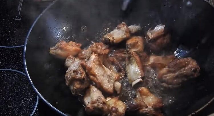 Lay the meat and fry.