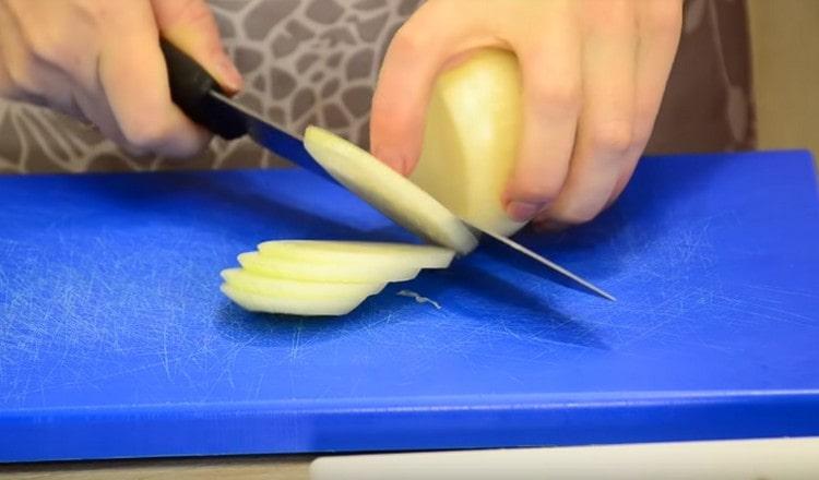 Cut the onion into rings.