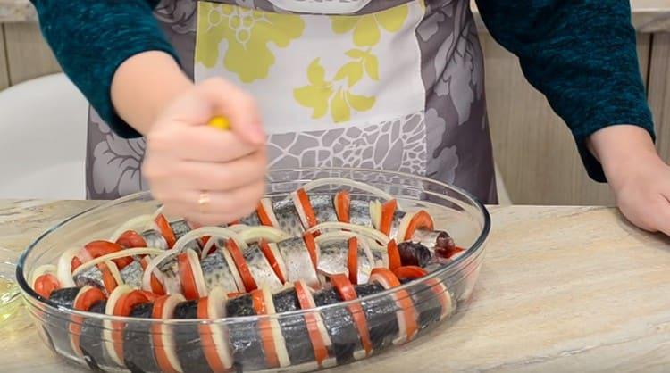 Pour lemon juice over the dish.