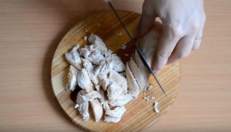 Cut the meat into small pieces.