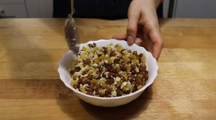 Mix almonds with raisins.