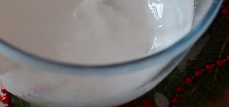 To prepare the glaze, beat egg white with powdered sugar.