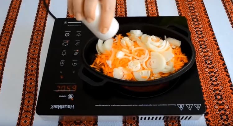 We pass the vegetables in a pan, salt. pepper