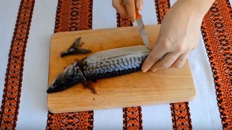 We clean the carcass of mackerel.