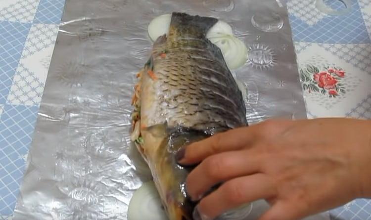 We spread the fish stuffed with vegetables on the onion.