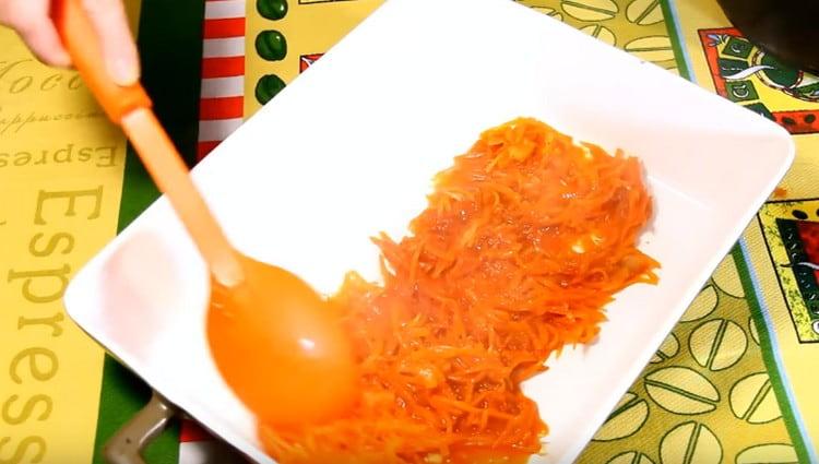 In a baking dish we spread half the vegetables.