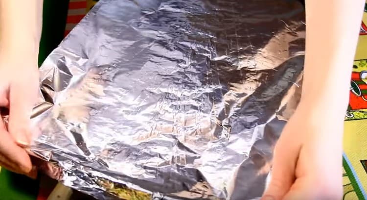 We cover the form with the fish foil and send it to the oven.