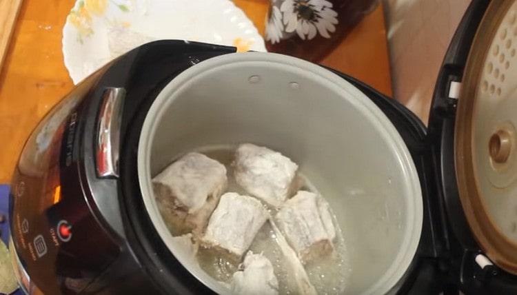 Fry the fish in a slow cooker, roll each piece in flour.