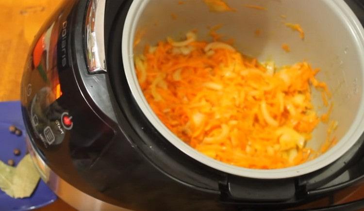 We remove the fish and put onions with carrots in the multicooker.