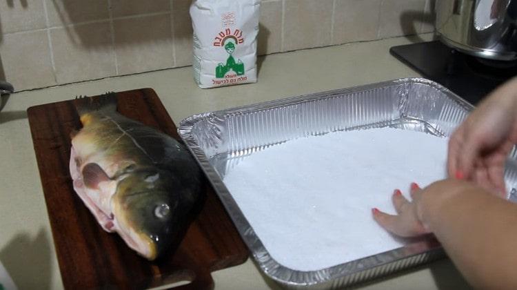 Pour a thick layer of salt into the baking dish.
