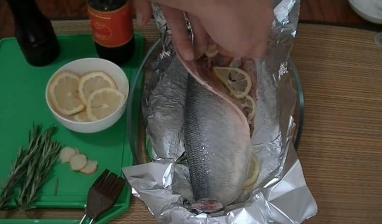 Inside the carcass we put slices of lemon and ginger.
