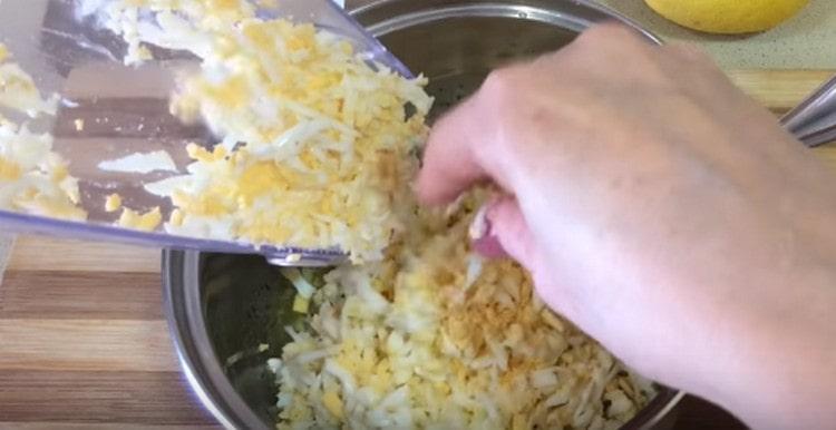 We shift the eggs into oil.