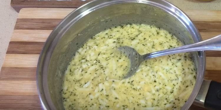 Add the fish stock to the mass, mix and bring it to the consistency of the sauce.