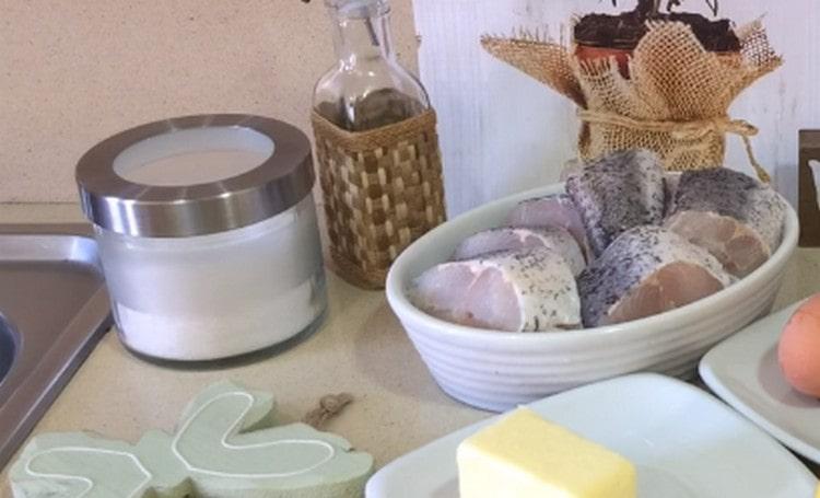 Wash and clean the fish, cut into large pieces.