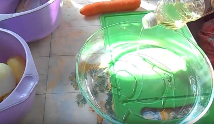Pour a little vegetable oil into the baking dish.