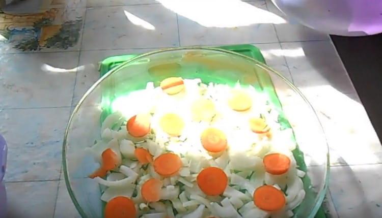 Cut the onions with carrots, put them in a mold.