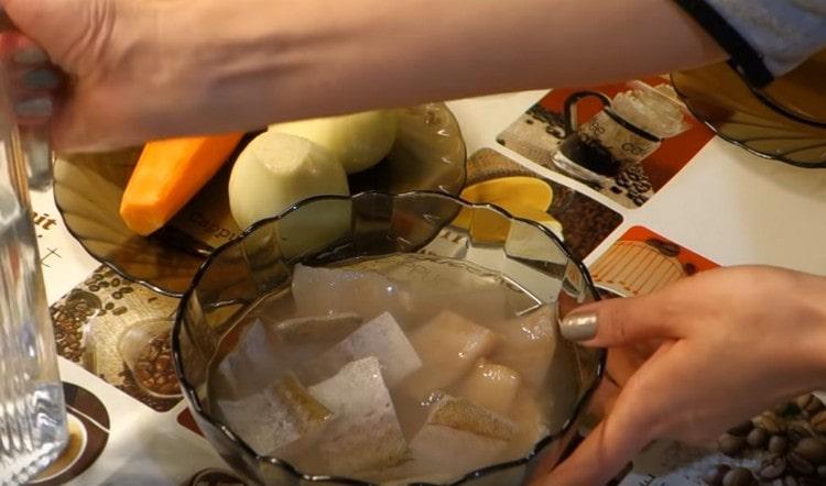 Spread the pieces of fish in the marinade.