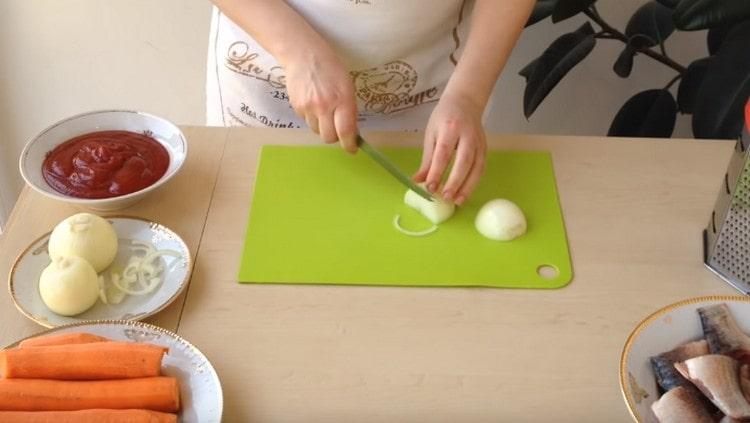 Cut the onion into half rings.