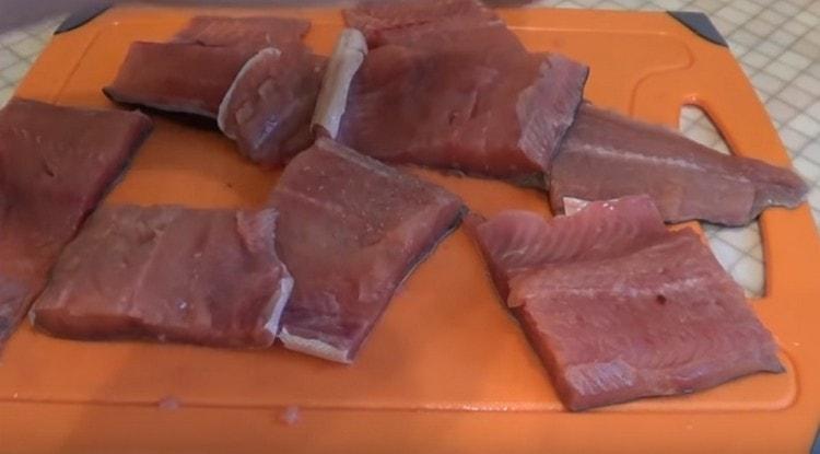 Cut the pink salmon fillet into portioned slices, salt and pepper them.