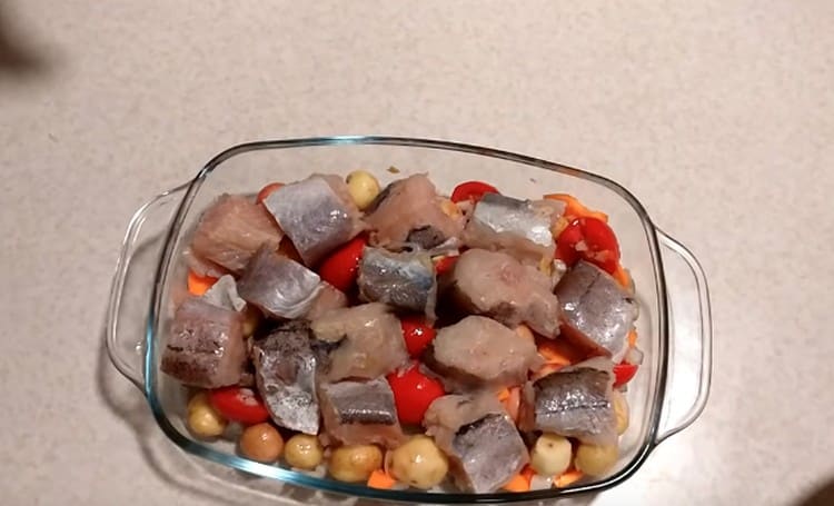 On top of the vegetables lay out pieces of fish.