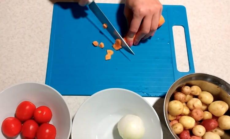 Cut the carrots into circles.