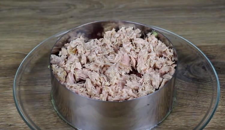 The last layer of the dish will be tuna.