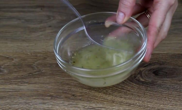 We prepare a sauce of lemon juice, olive oil and oregano.