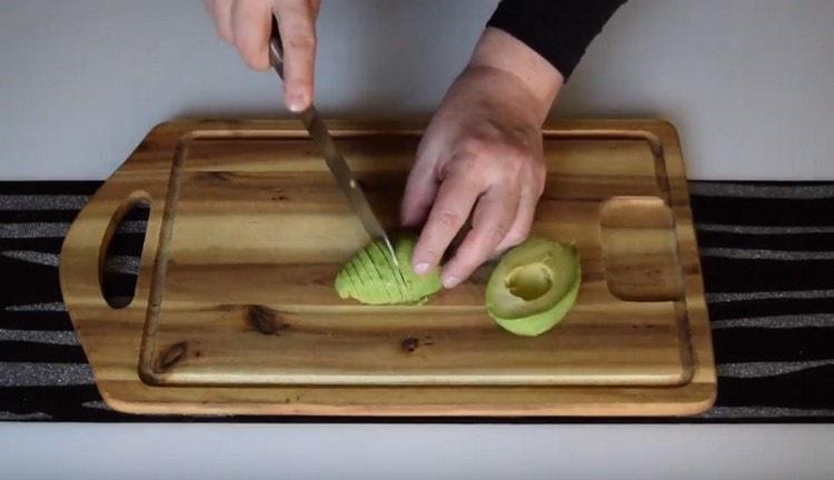 Cut the flesh into half rings.