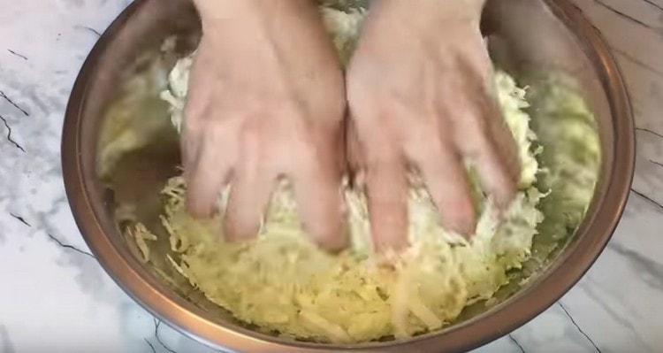 After adding a little salt, we think the cabbage with your hands, so that it becomes softer.