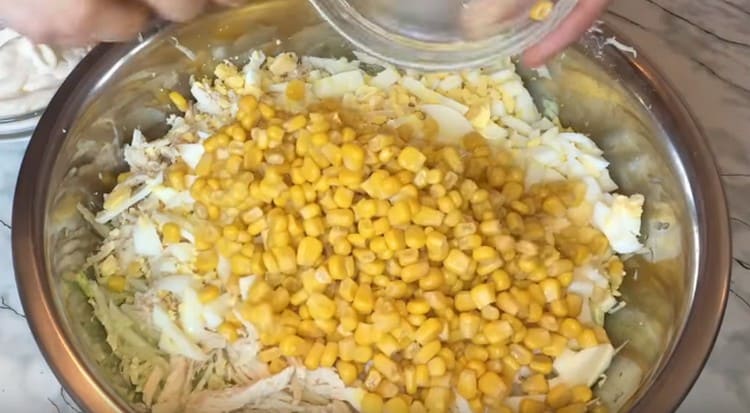 In a large bowl we combine cabbage, meat, eggs and corn.